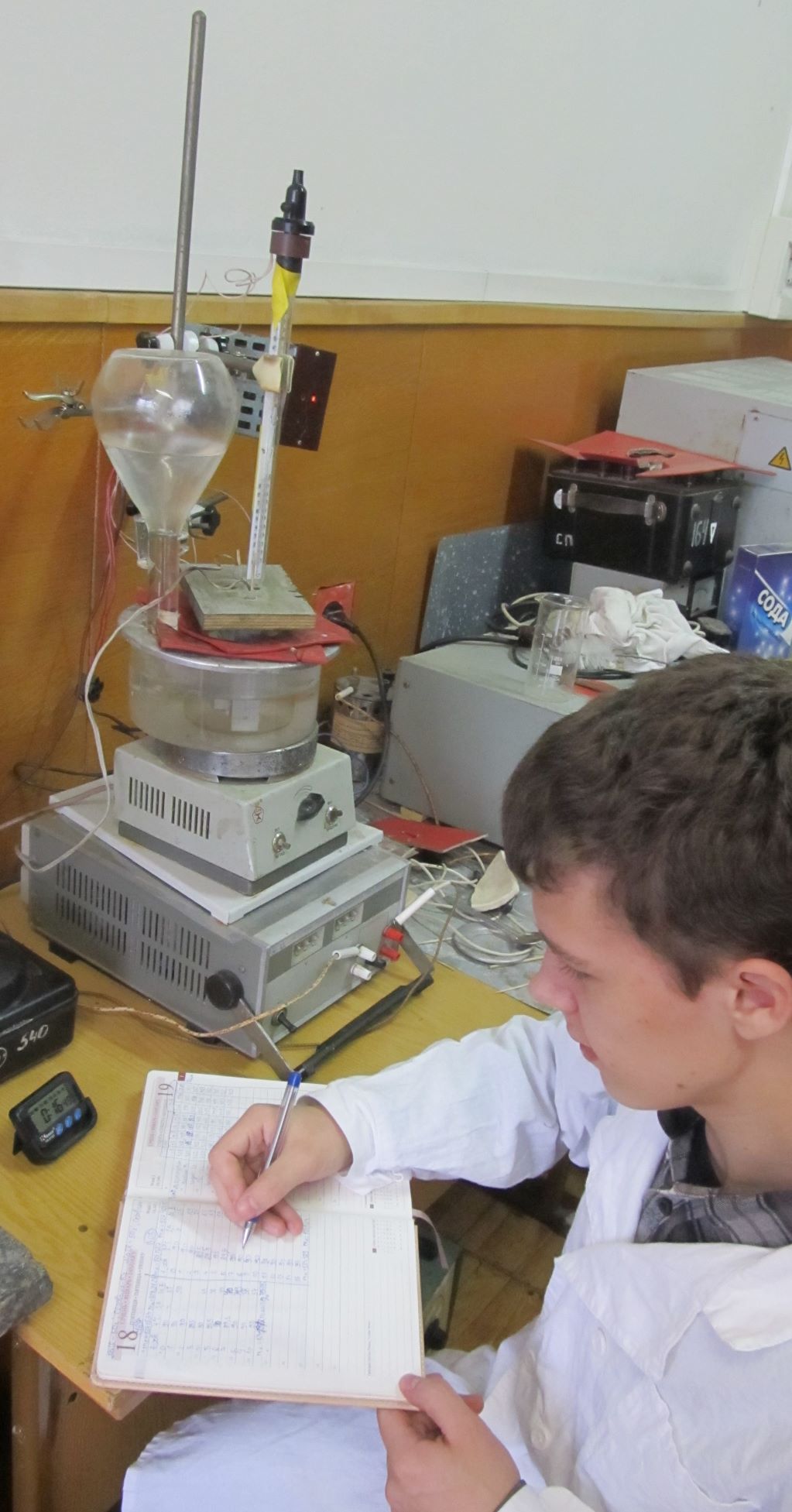 Apparatus for electrochemical synthesis: AC current generator, a voltmeter, and a thermal bath.